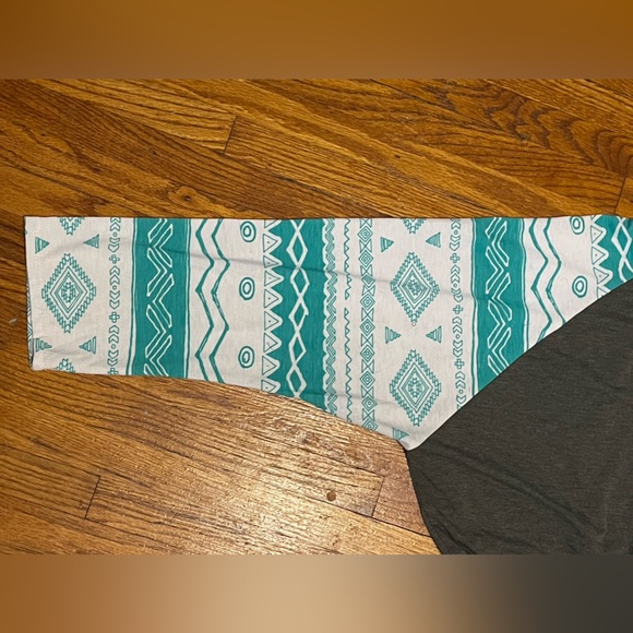 NWOT Lularoe Randy Tee - Picture 2 of 4